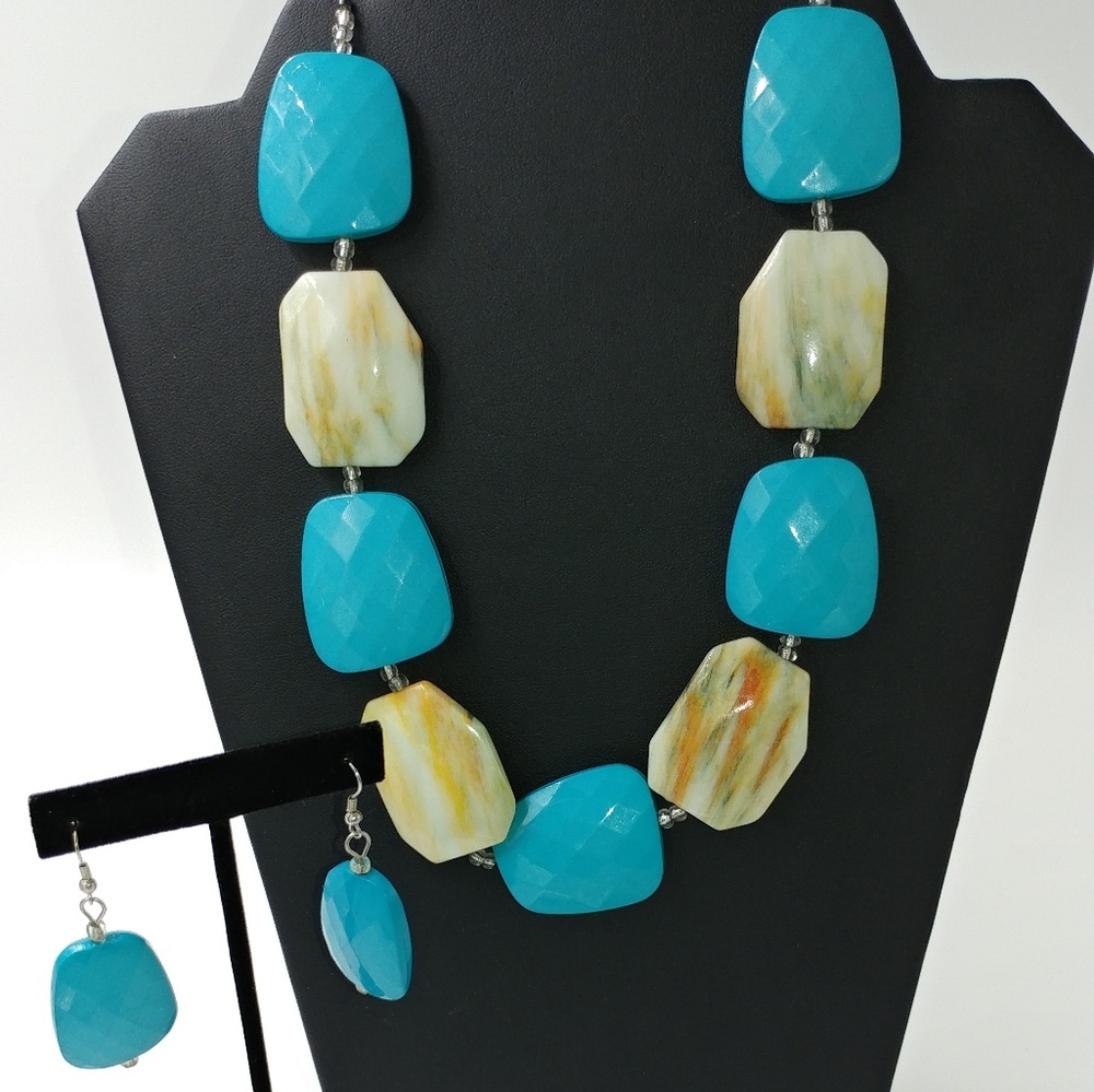 NWT Turquoise Color Statement Necklace Set